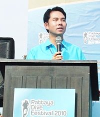 Pattaya Mayor Itthiphol Kunplome offers greetings in English and Thai to open Pattaya Dive Festival 2010.